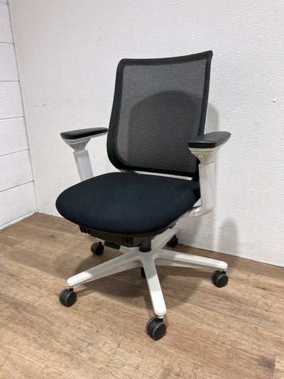 コクヨミトラチェア 肘付ミトラチェア 商品画像1