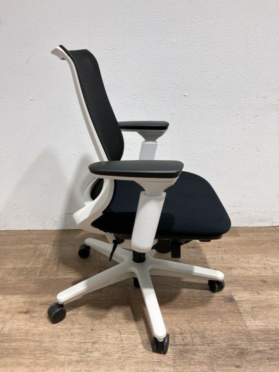 コクヨミトラチェア 肘付ミトラチェア 商品画像4