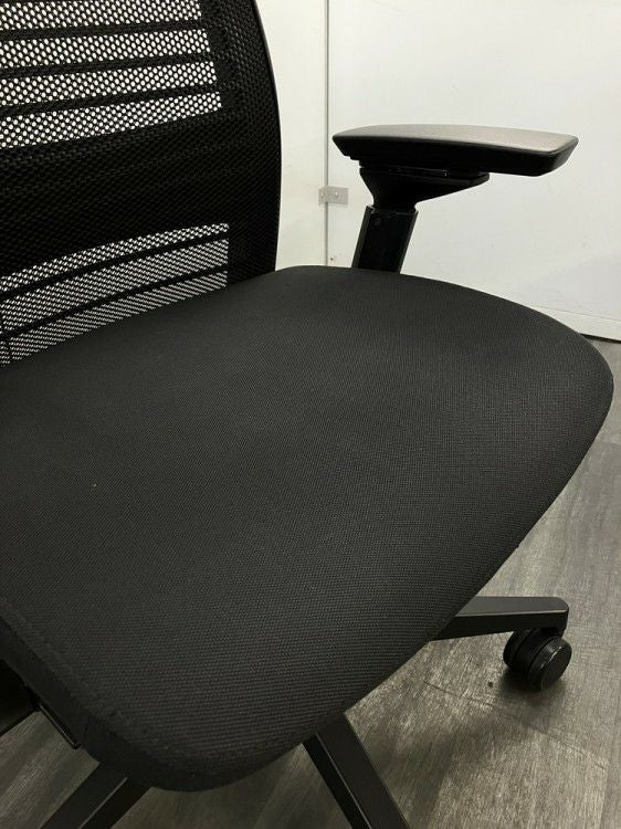 スチールケースシンク（Think）チェア 可動肘付シンクチェア 商品画像5