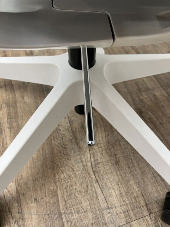 イトーキ肘付きレヴィチェア 商品画像9