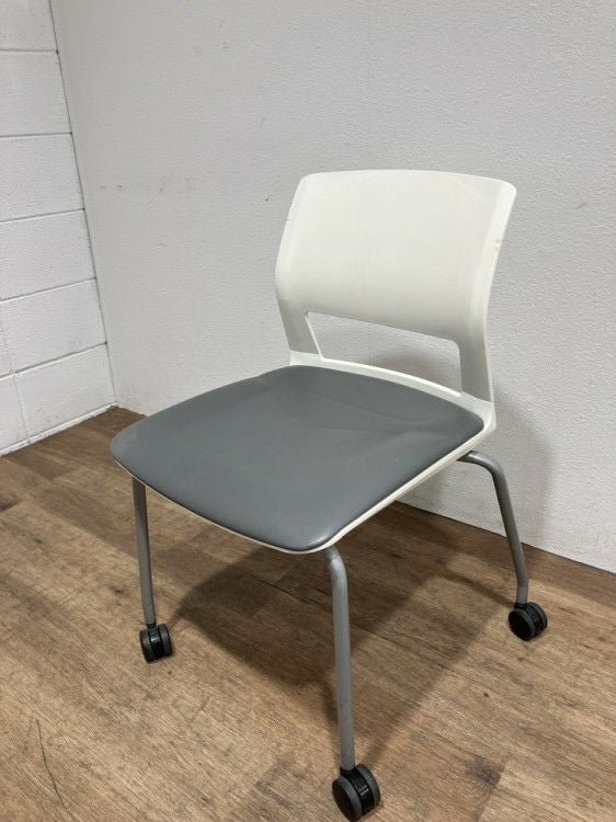 コクヨスタッキングチェア 商品画像1