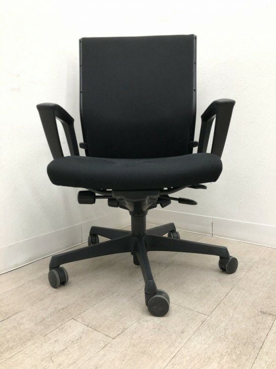 オカムラESCUDO(エスクード)チェア 可動肘付エスクードチェア 商品画像3