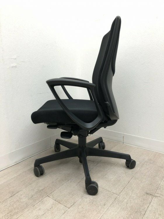 オカムラESCUDO(エスクード)チェア 可動肘付エスクードチェア 商品画像4