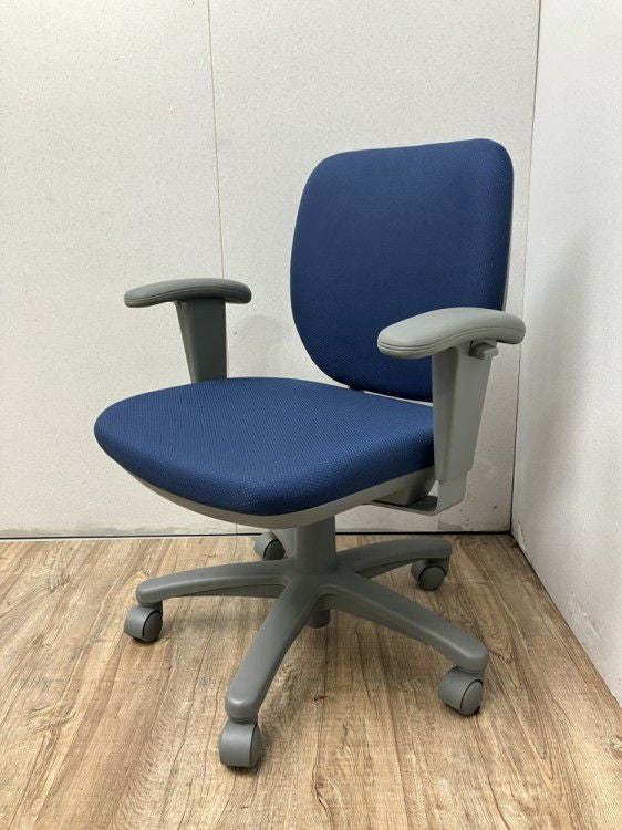 オカムラVILLAGE(ビラージュ)シリーズ 可動肘付ビラージュチェア 商品画像1