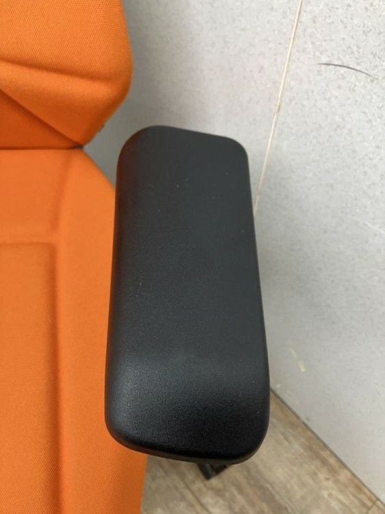 イトーキ可動肘付フリップフラップチェア 商品画像7