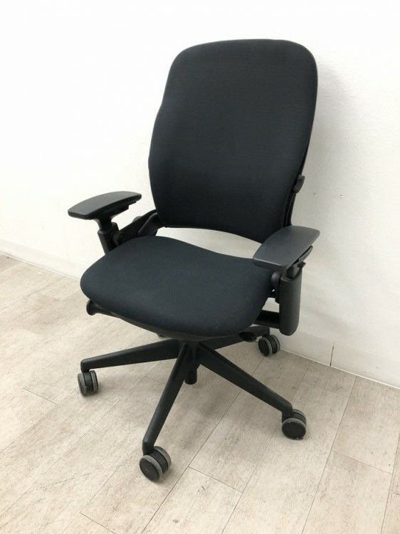 スチールケースリープ（Leap）シリーズ 可動肘付リープV2チェア 商品画像1