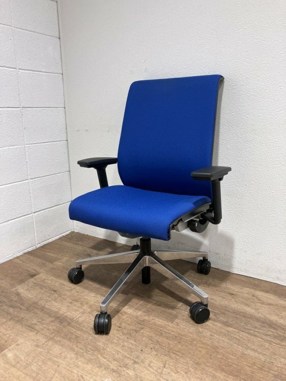 スチールケースシンク（Think）チェア 可動肘付シンクチェア 商品画像1