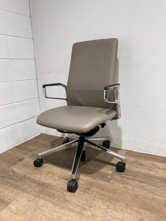 ウチダ（内田洋行）固定肘付ECチェア 商品画像1