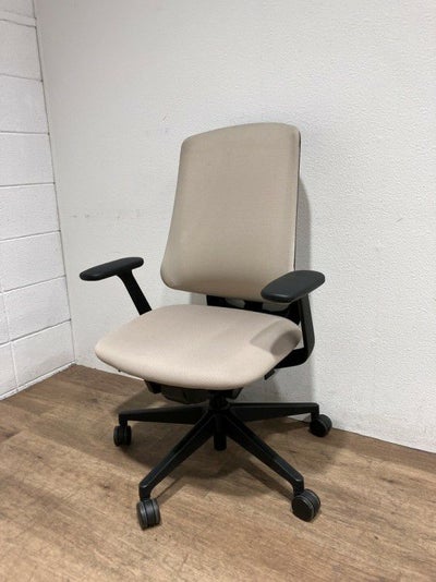 ウチダ（内田洋行）リーフレクシリーズ 固定肘付リーフレクチェア 商品画像1