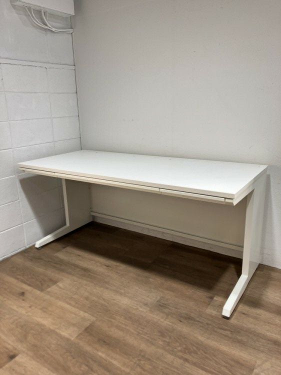 オカムラADVANCE（アドバンス）シリーズ 1600平デスク 商品画像1