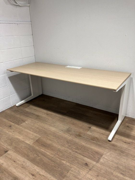 イトーキインステートシリーズ 1800平デスク 商品画像1