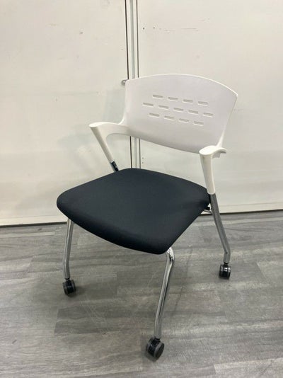 イトーキカクタスシリーズ スタッキングチェア 商品画像1