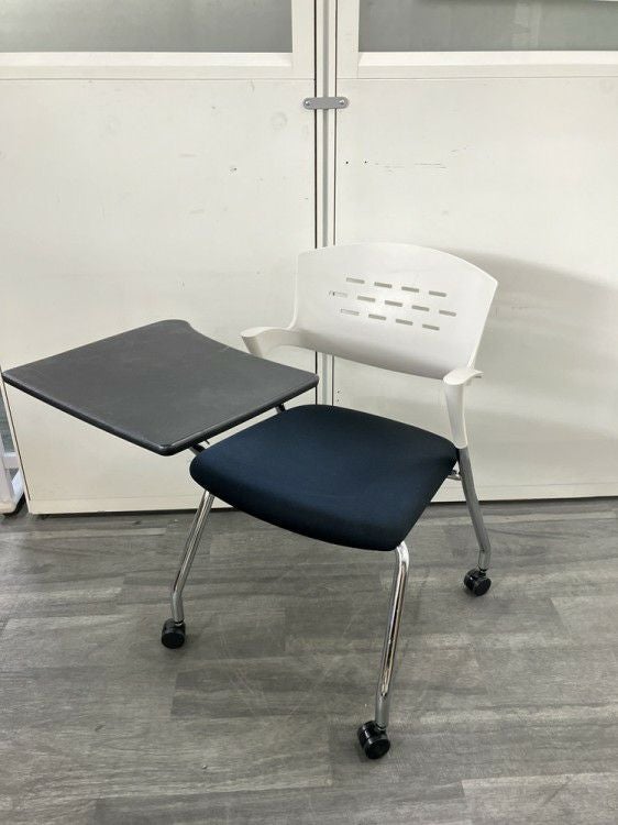 イトーキカクタスシリーズ メモ台付スタッキングチェア 商品画像1