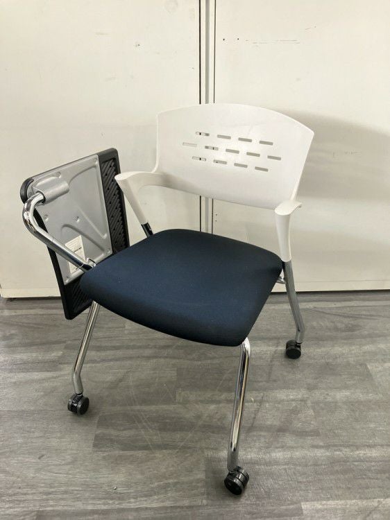イトーキカクタスシリーズ メモ台付スタッキングチェア 商品画像2