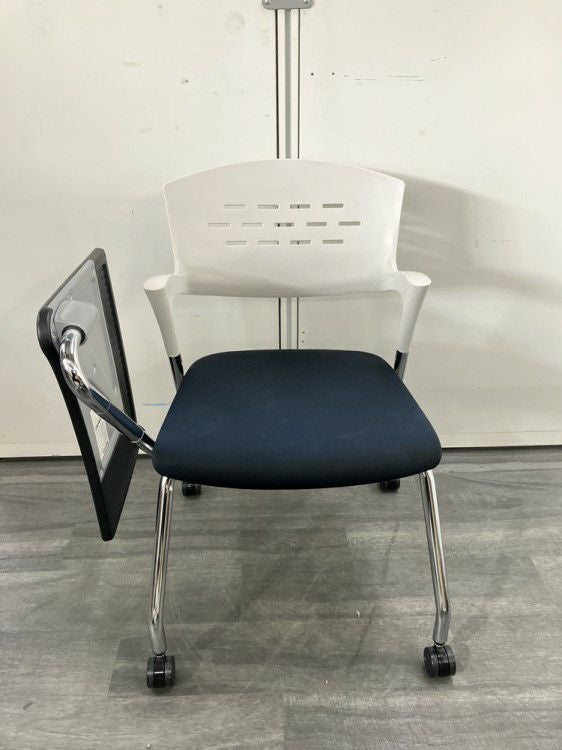 イトーキカクタスシリーズ メモ台付スタッキングチェア 商品画像3