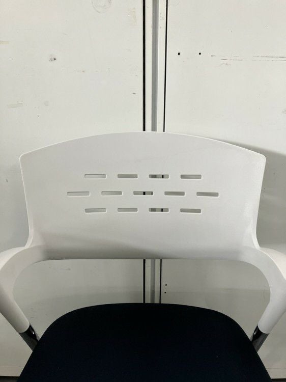 イトーキカクタスシリーズ メモ台付スタッキングチェア 商品画像7