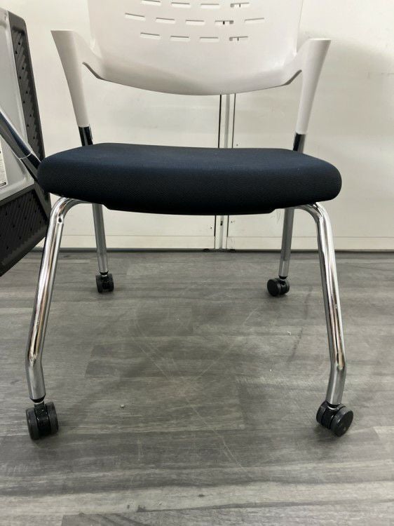 イトーキカクタスシリーズ メモ台付スタッキングチェア 商品画像12