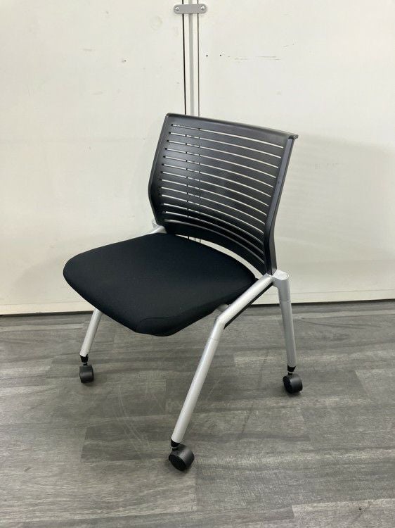 イトーキA-4シリーズ ネスティングチェア 商品画像1