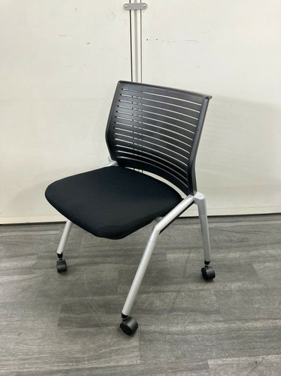 イトーキA-4シリーズ ネスティングチェア 商品画像1