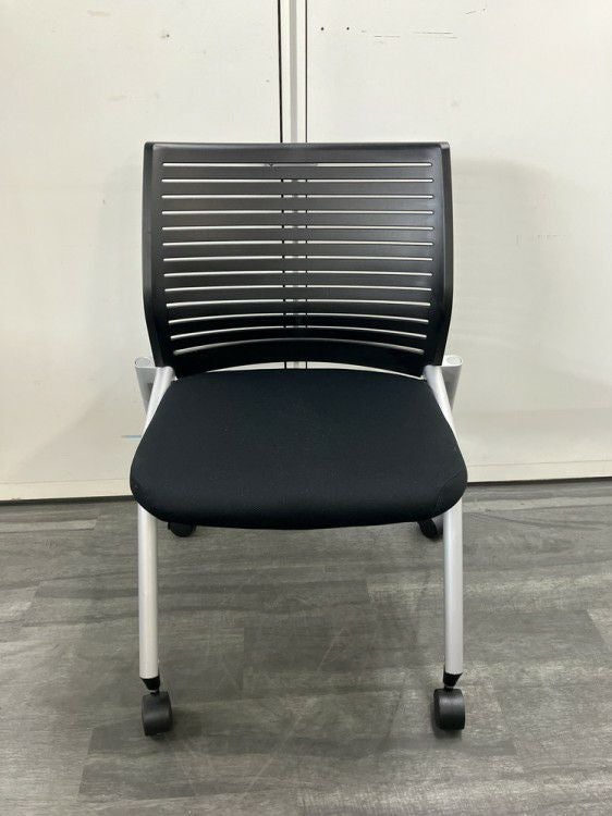 イトーキA-4シリーズ ネスティングチェア 商品画像2