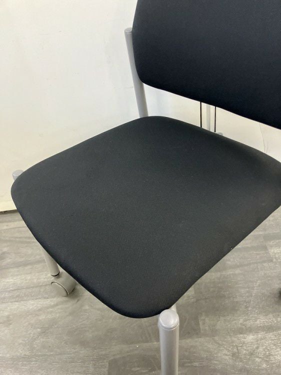 イトーキLKシリーズ スタッキングチェア4脚セット 商品画像4