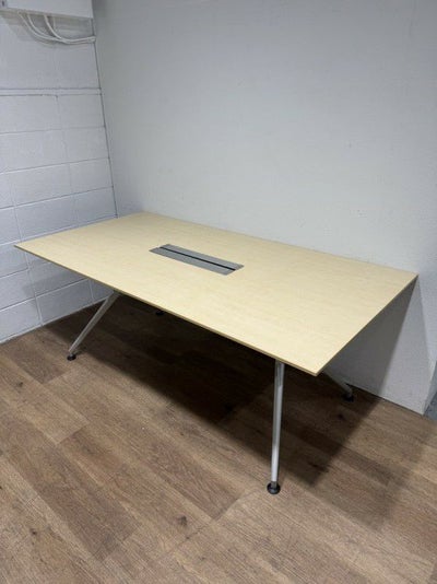 イトーキDDシリーズ ミーティングテーブル 商品画像1