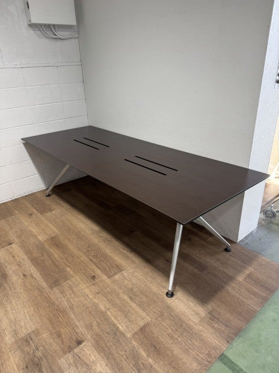 イトーキDDシリーズ 2400ミーティングテーブル 商品画像1