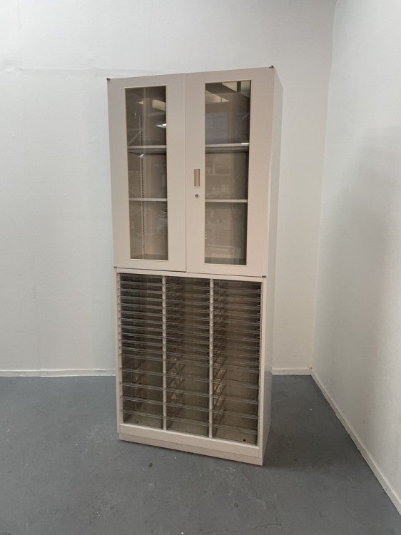 イトーキシンラインシリーズ ガラス両開きクリアトレー上下書庫 商品画像1