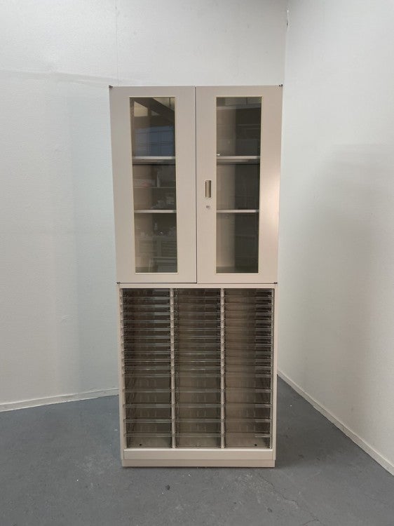 イトーキシンラインシリーズ ガラス両開きクリアトレー上下書庫 商品画像2