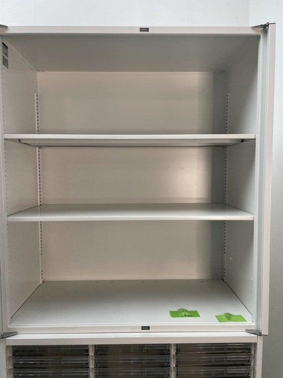 イトーキシンラインシリーズ ガラス両開きクリアトレー上下書庫 商品画像9