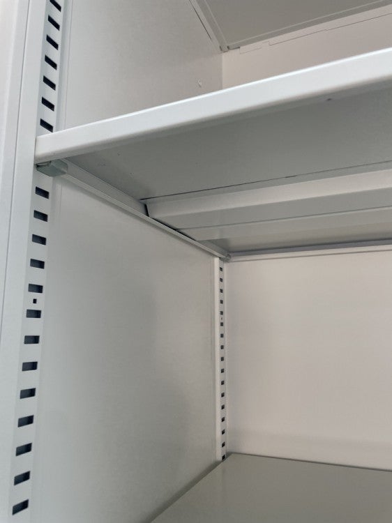 イトーキシンラインシリーズ ガラス両開きクリアトレー上下書庫 商品画像10