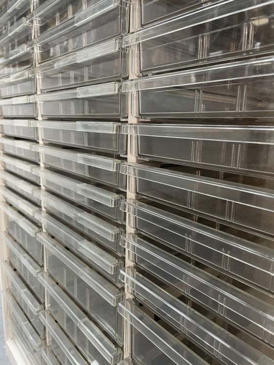 イトーキシンラインシリーズ ガラス両開きクリアトレー上下書庫 商品画像13