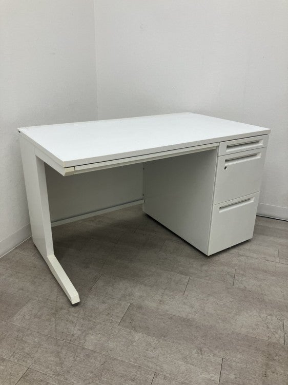 オカムラADVANCE（アドバンス）シリーズ 1200片袖デスク 商品画像1