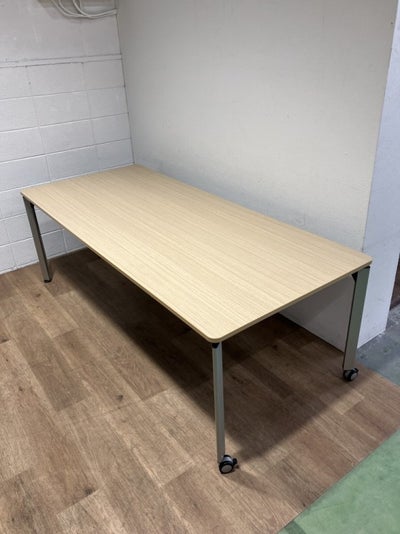 イトーキDEシリーズ 2100ミーティングテーブル 商品画像1