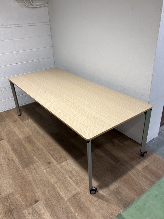 イトーキDEシリーズ 2100ミーティングテーブル 商品画像1