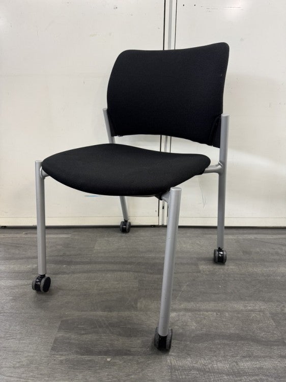 オカムラエレナ2シリーズ スタッキングチェア 商品画像1