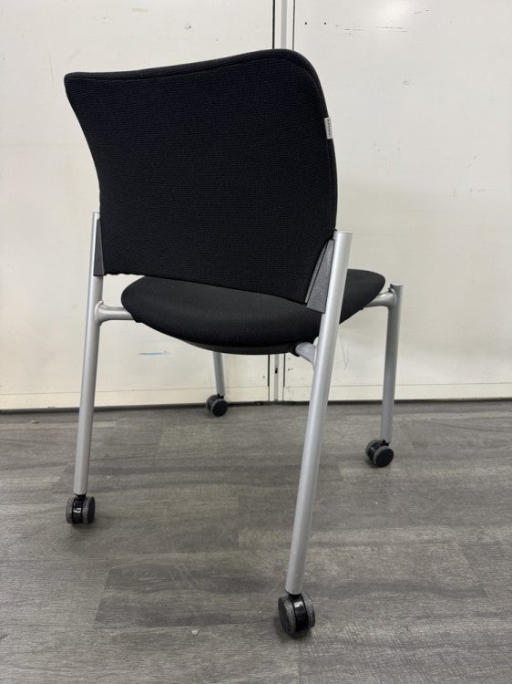 オカムラエレナ2シリーズ スタッキングチェア 商品画像2