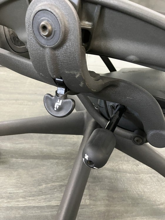 HermanMiller（ハーマンミラー）アーロンチェア 可動肘付アーロンチェア 商品画像6