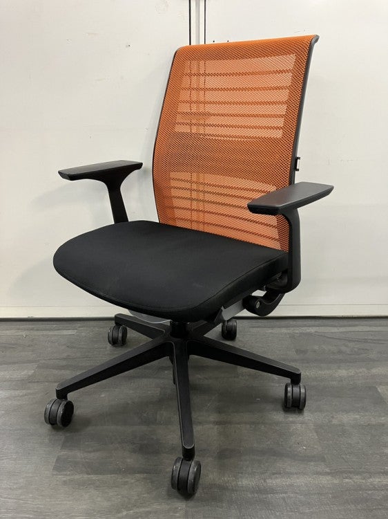 スチールケースシンク2シリーズ 固定肘付シンクチェア 商品画像1