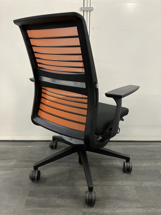 スチールケースシンク2シリーズ 固定肘付シンクチェア 商品画像2