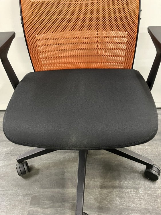 スチールケースシンク2シリーズ 固定肘付シンクチェア 商品画像4