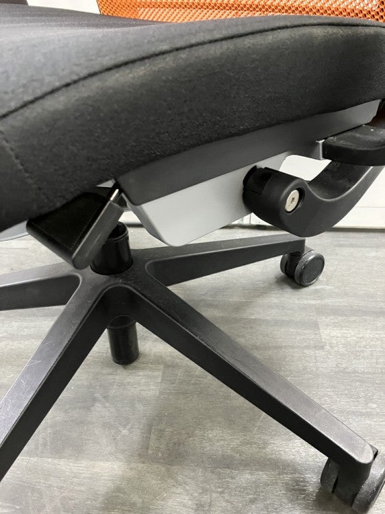 スチールケースシンク2シリーズ 固定肘付シンクチェア 商品画像6