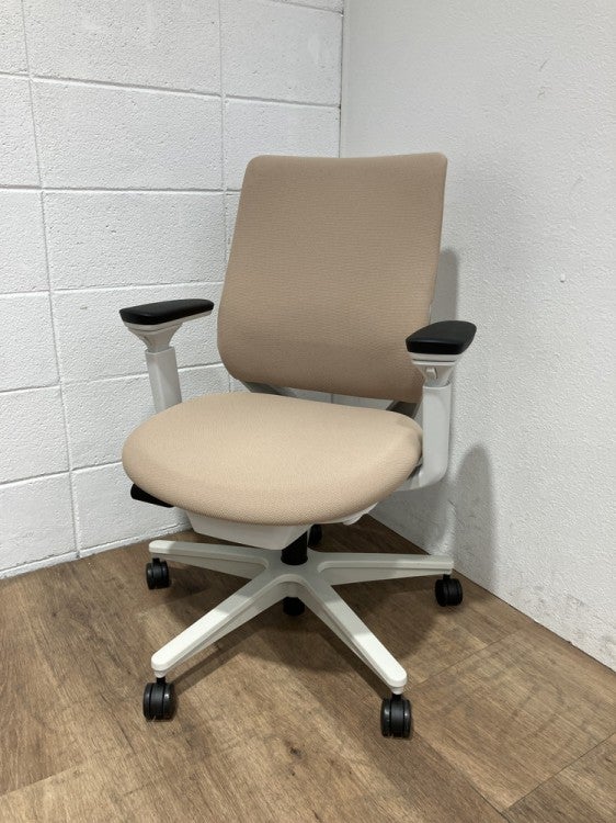 コクヨ可動肘付ミトラ2チェア 商品画像1