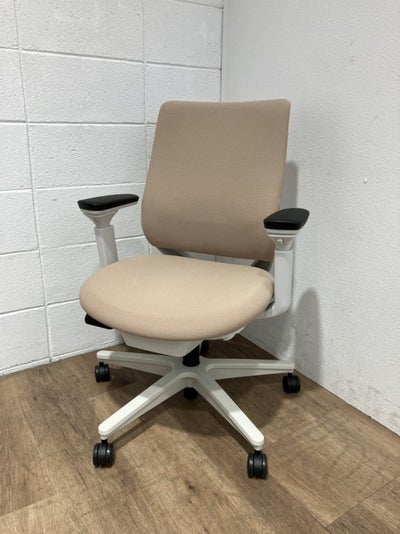 コクヨ可動肘付ミトラ2チェア 商品画像1