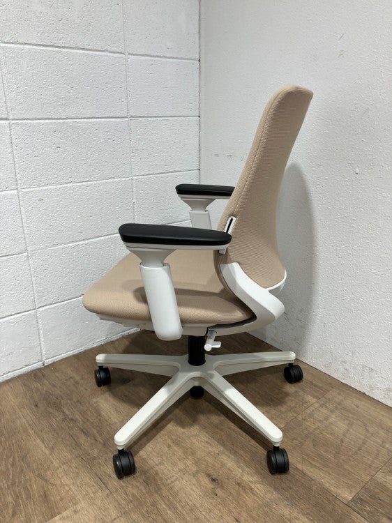 コクヨ可動肘付ミトラ2チェア 商品画像3