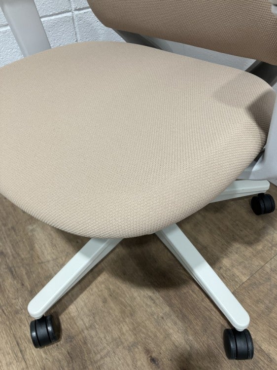 コクヨ可動肘付ミトラ2チェア 商品画像4