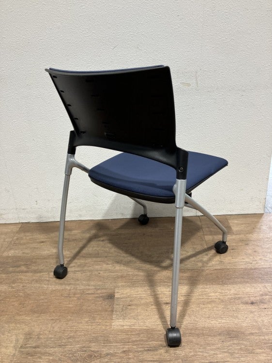 イトーキマノス(MANOSS)シリーズ ネスティングチェア4脚セット 商品画像3