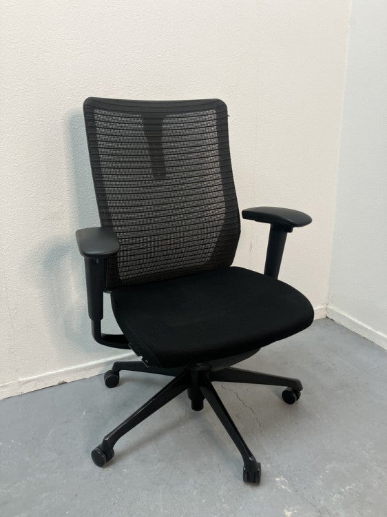 オカムラ固定肘付コーラルチェア 商品画像1