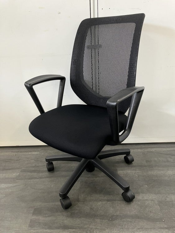 イトーキcolt（コルト）シリーズ 固定肘付コルトチェア 商品画像1