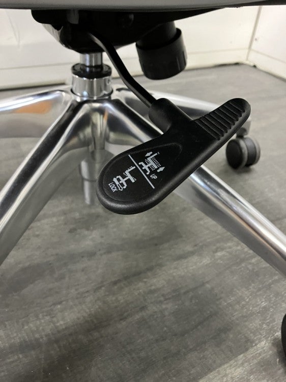 井上金庫EUシリーズ 固定肘付チェア 商品画像10